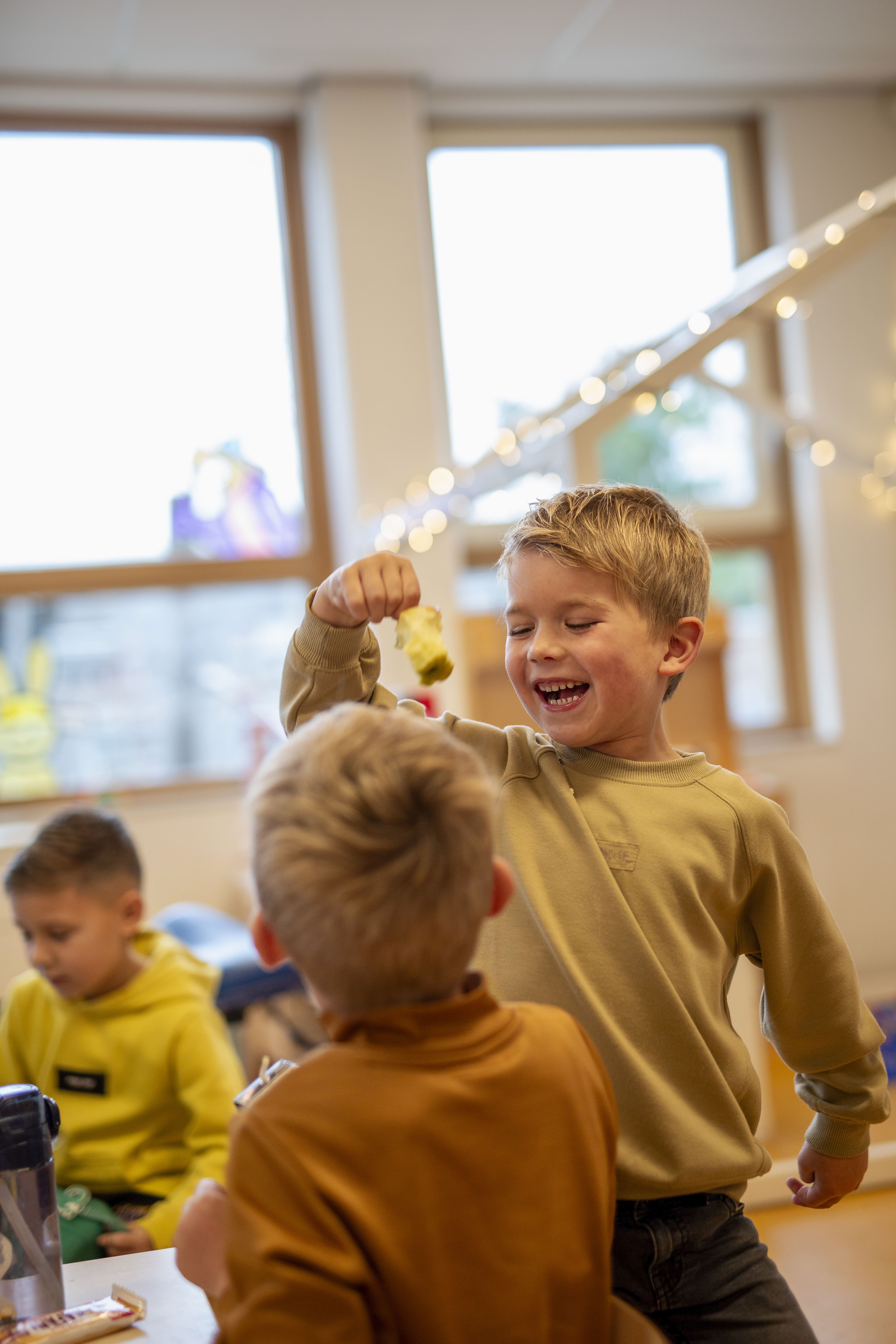 Lachend kind speelt met appel